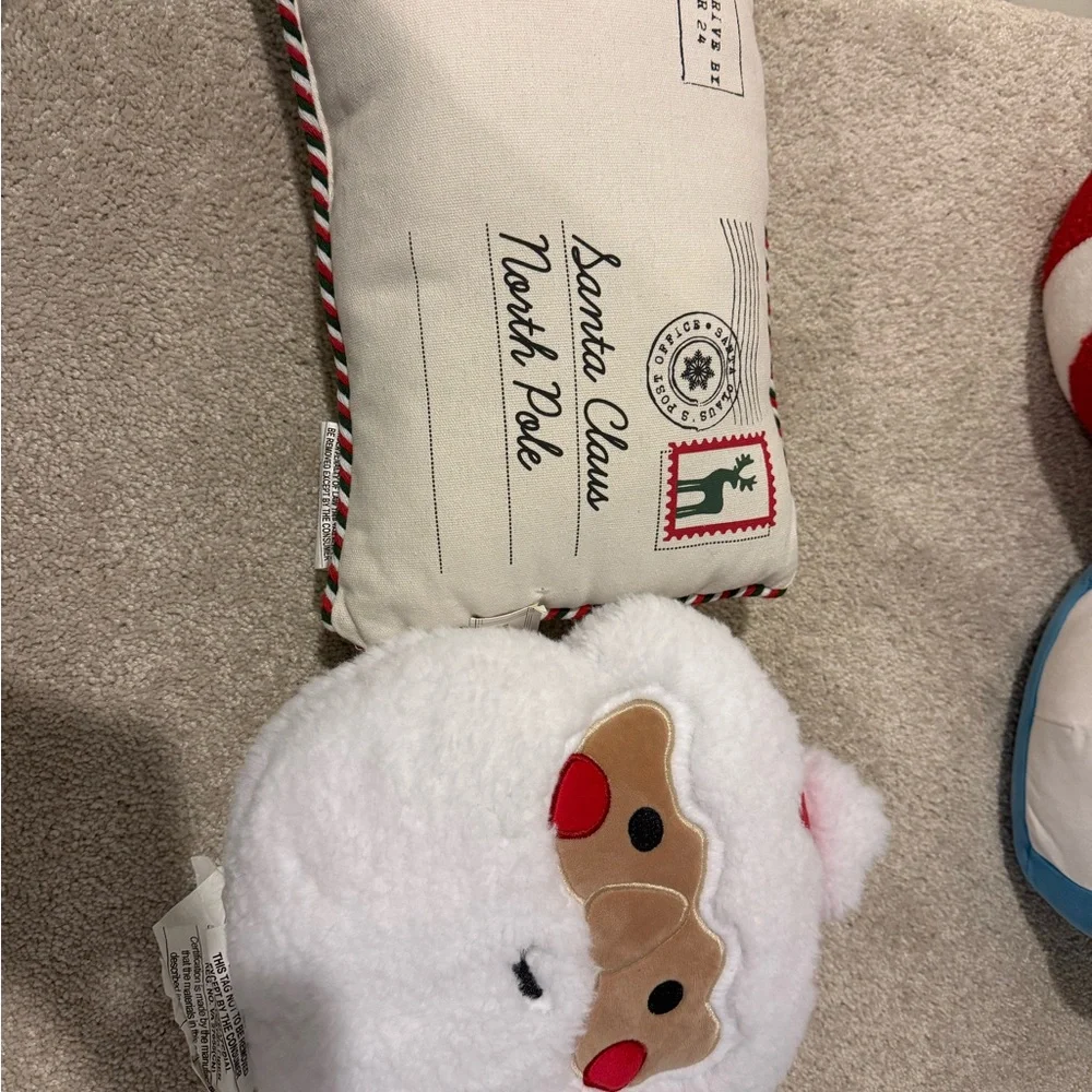 Like new Set of 4 Christmas / holiday throw pillows